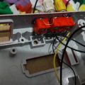 Passe os conectores pelos buracos