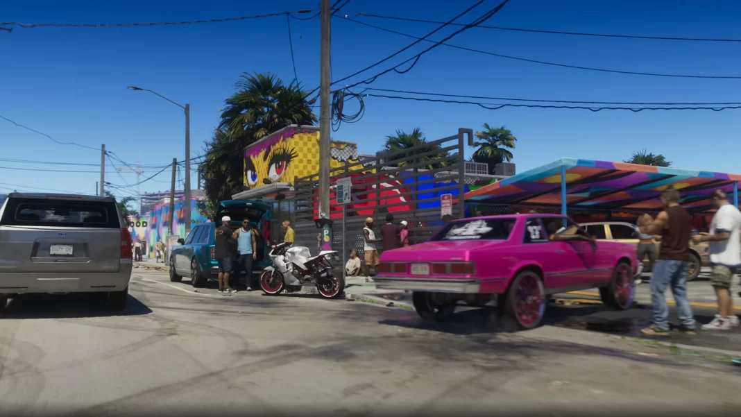 Um carro rosa rebaixado e com customizações entrando num estacionamento; um prédio baixo com a ilustrações de olhos femininos ao fundo.