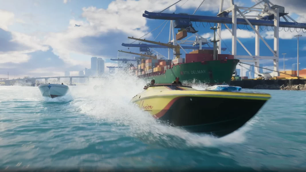 Um barco amarelo veloz com duas pessoas cruza a cena deixando um rastro de espuma atrás, com um grande navio cargueiro pintado de verde ao fundo.