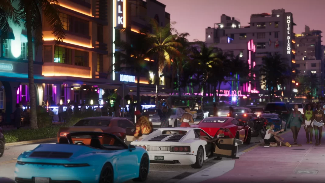 Uma rua com intensa atividade noturna, com veículos luxuosos estacionados na via pública e muitos bares e hotéis ao fundo, num fim de tarde.