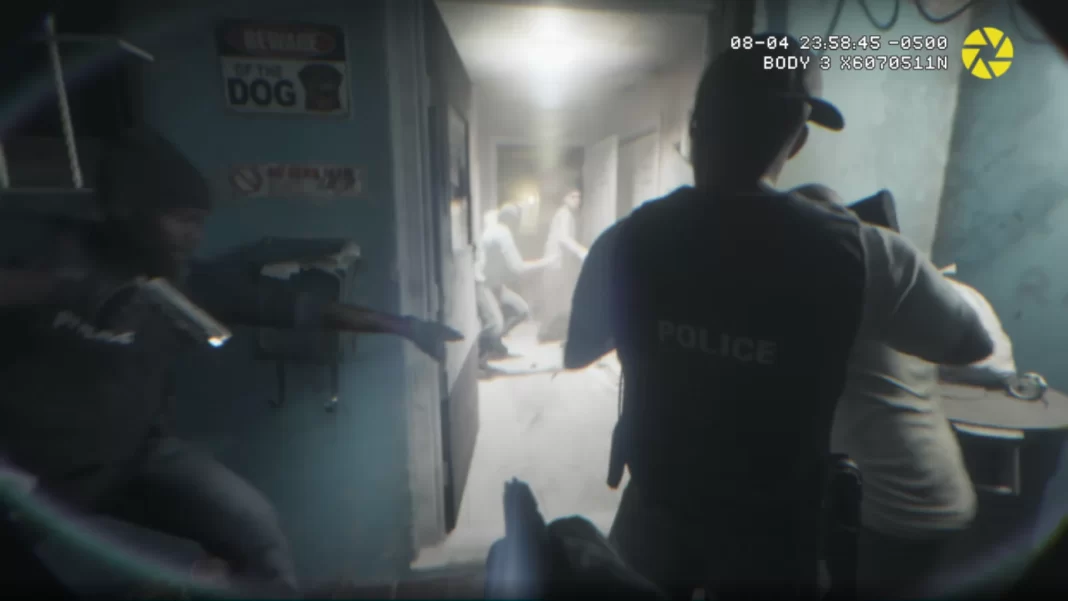 Cena que parece ser da câmera no uniforme de algum policial, mostra policiais com armas em punho perseguindo um grupo dentro de um prédio.