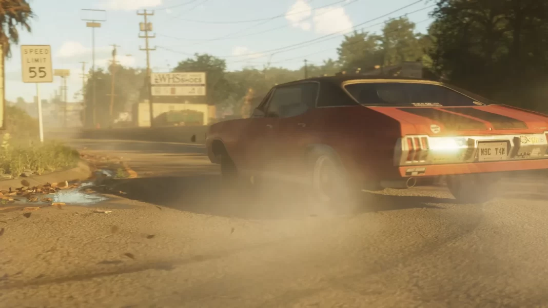 Um carro vermelho acelera após derrapar numa curva, durante o dia, levantando uma pequena nuvem de poeira do pneu traseiro.