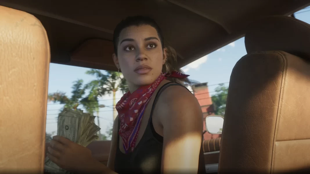 Lucia, de GTA VI, segurando um maço de dinheiro enquanto olha para trás sobressaltada, sentada no banco do passageiro de um carro.