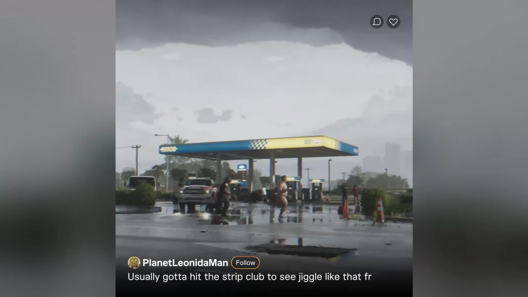 um homem obeso, nu, corre pela rua em frente a um posto de gasolina, perseguido por um policial.